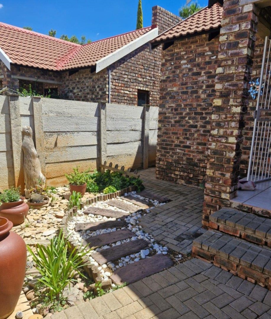 2 Bedroom Property for Sale in Langenhovenpark Free State